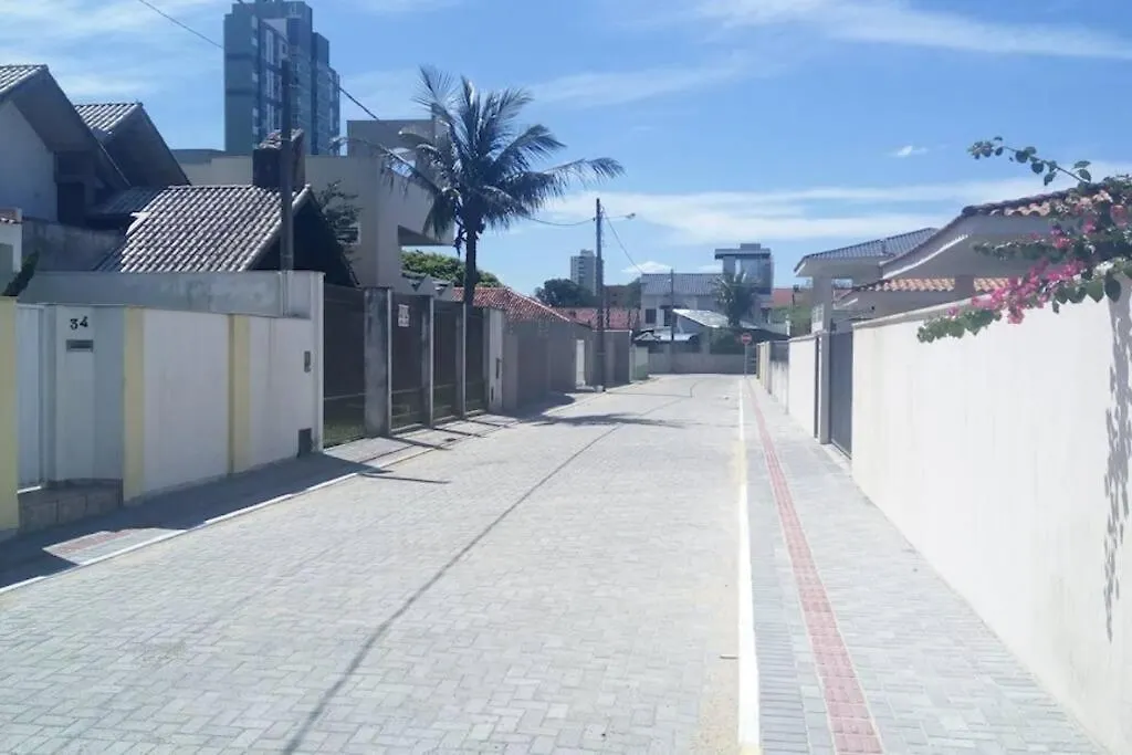 Linda Casa Com Piscina Em Picarras Sc E Vista Para O Mar